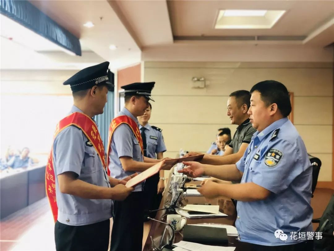 花垣公安给予74名民警授予30年功勋和十项先进表彰