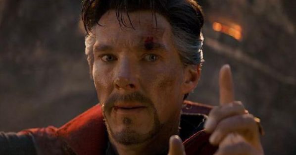 对安度因竖起的食指,则对应了复仇者联盟第四部 奇异博士对钢铁侠做的