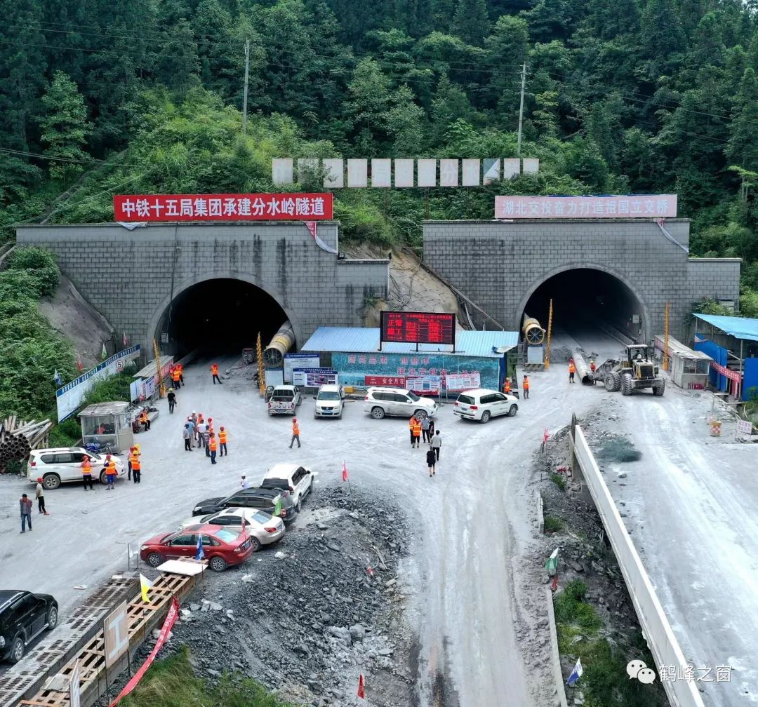 路线起于鹤峰县太平镇龙潭坪村,终于宣恩县当阳坪长湾,与恩来高速公路