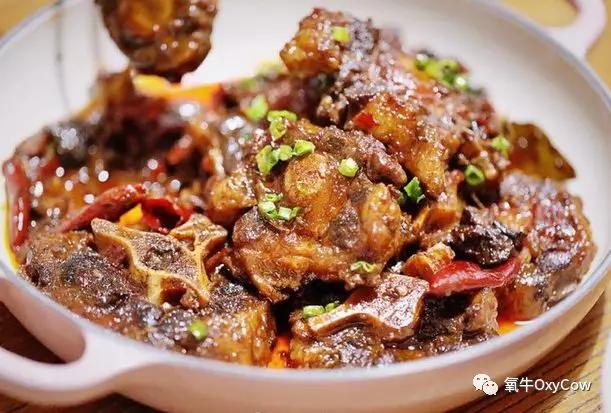 尾巴富含胶质,风味十足,加在砂锅菜或汤肴中长时炖煮即可尽释美味.