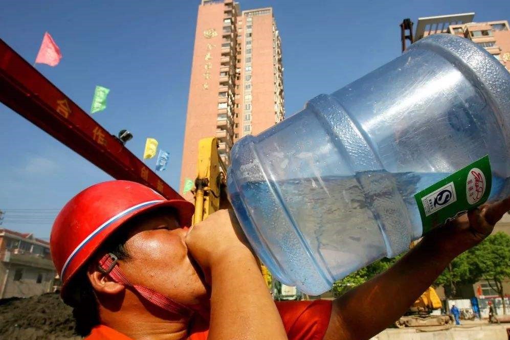 你在建筑工地上依然能够见到农民工挥汗如雨的干活,他们也知道热啊