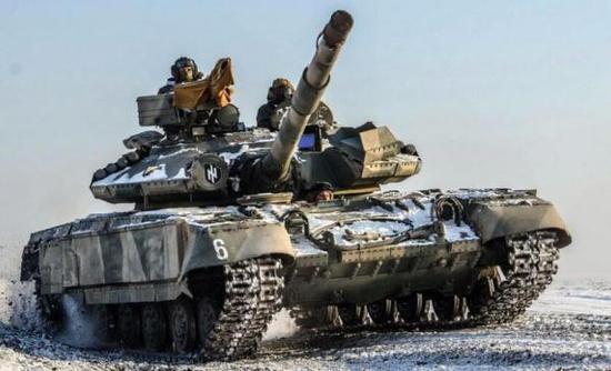 原创苏系坦克自相残杀乌克兰东部战场t64系列大战t90和t72