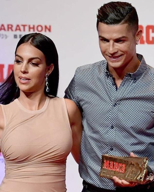 c罗未婚妻乔治娜太拼!这么紧的裙子也能塞下,勒出小肚子好尴尬