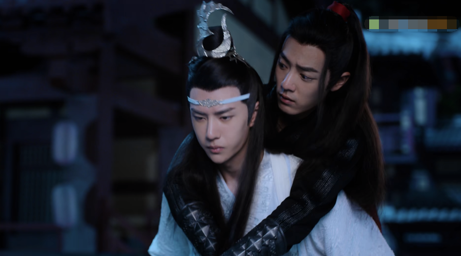 《陈情令》王一博背肖战偷笑被抓,肖战搂王一博脖子,挂在他身上