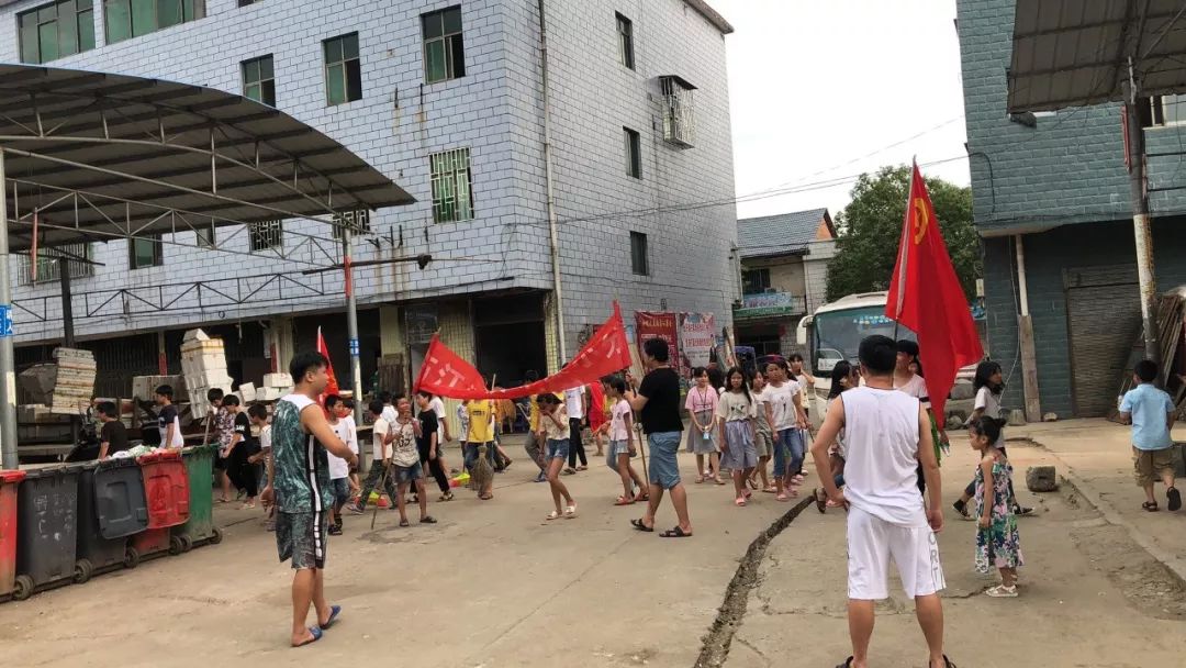 月19日,大布江乡学校团支部组织50余名团员及学生,组建环保小分队,到