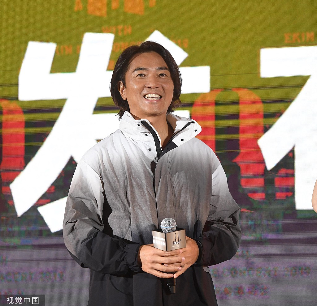 51岁郑伊健略显"幸福肥 穿着个性有古惑仔风范