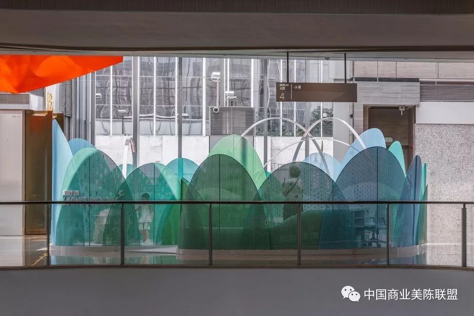 上海静安嘉里中心主题装置艺术“红云下的青绿山水”-搜狐大视野-搜狐新闻