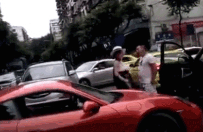 保时捷女车主刚删对方两耳光,被反杀得帽子都飞了…警方通报