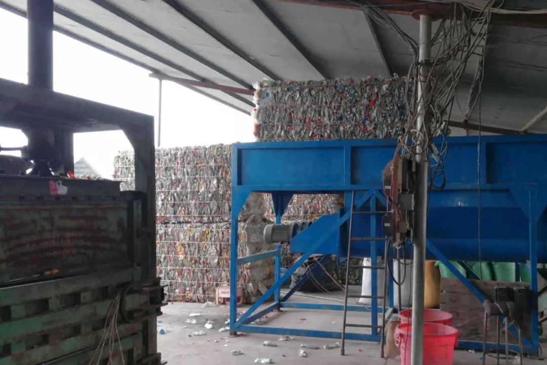 废旧塑料加工厂现场.
