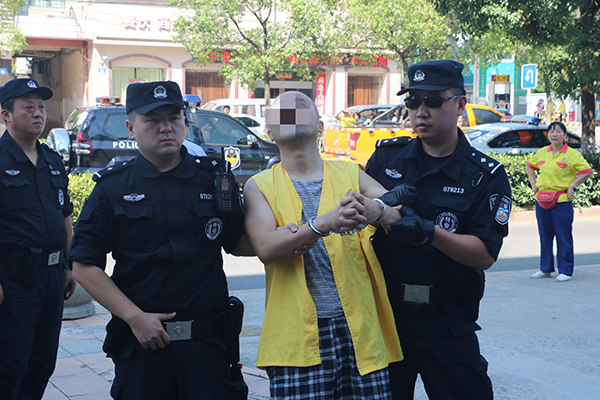 涉黑涉恶嫌疑人被铜陵警方押解指认现场受害人放鞭炮庆贺