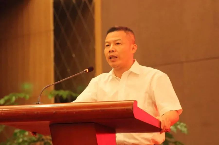 右:临海市副市长 陈先东 左:温州市市场监管局党委委员,副局长 郑晓斌
