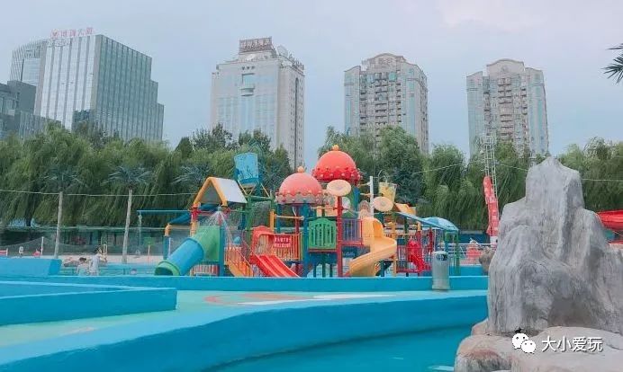 △photo by@libra桃桃 而且这里每年都会开设水上乐园,团结湖公园的