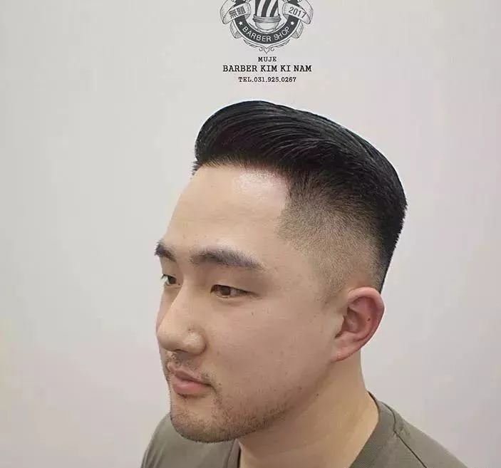 利用发油或发胶随性梳起线条感,不管往左,往右,往上梳都能营造潇洒