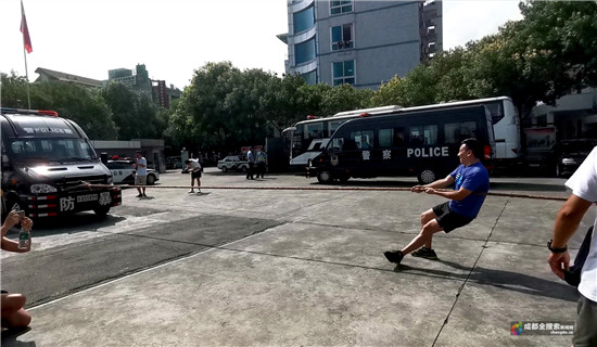 这群民警训练拔河 把重3吨的防暴车当“对手” 白金会娱乐游戏