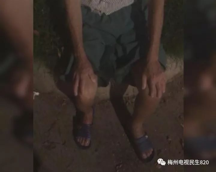 阿伯你看你都吓到尿裤子了老伯夜遇事故当场被吓尿