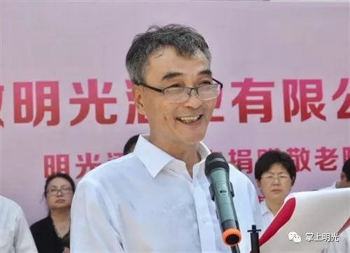 明西街道党工委书记陈士军代表受赠方致答谢词.