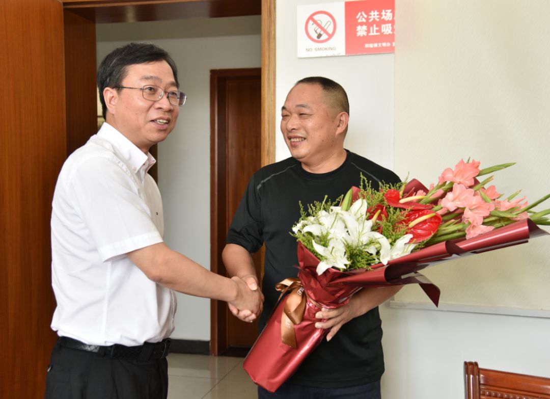 ○7月22日,鄞州区委副书记朱法传对退役军人代表李信标进行了走访慰问
