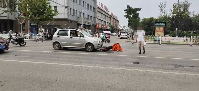 昨天丰县城区发生车祸,小轿车和电动车相撞.