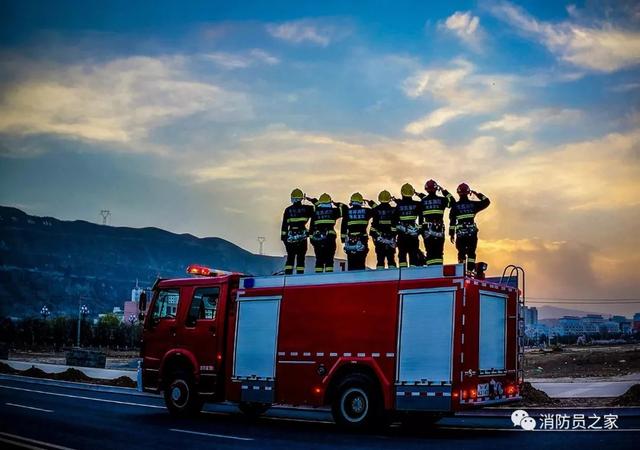 这是军人的节日,军人的荣耀,也是消防员当之无愧的节日