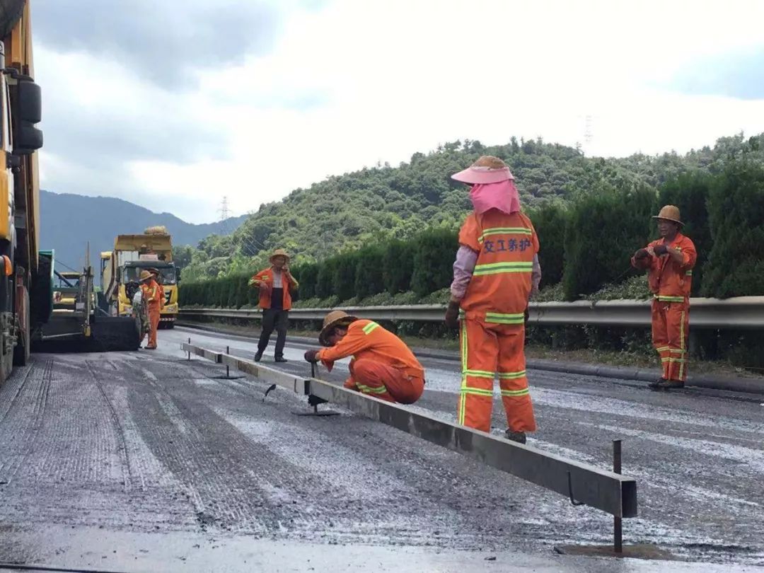 高速公路上的养护工人