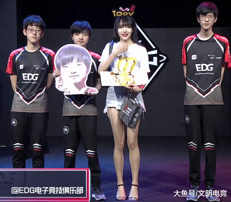edg战胜omg,赛后采访女粉美到iboy挪不开眼,网友:这是