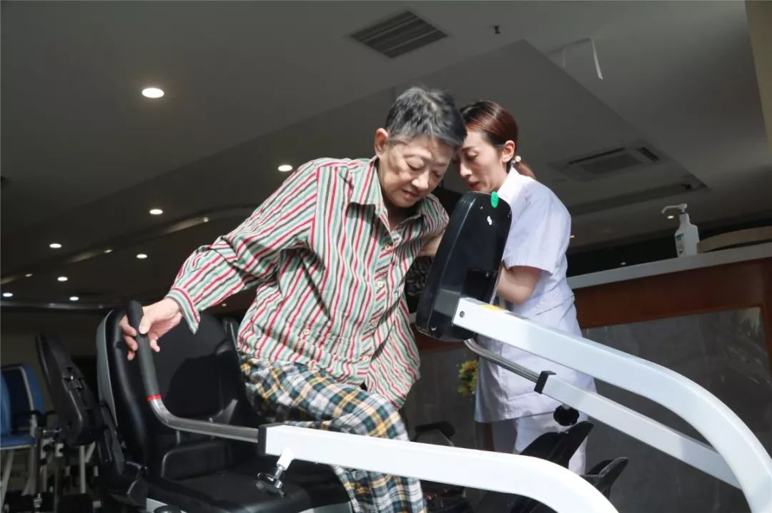 邵奶奶积极接受康复治疗说到这场从被动化为主动的耗时半年的"持久战"