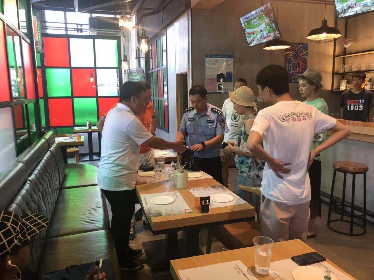 女游客玩太尽兴遗失贵重财物 啤酒城工作人员多方努力寻回 皇冠买球官网