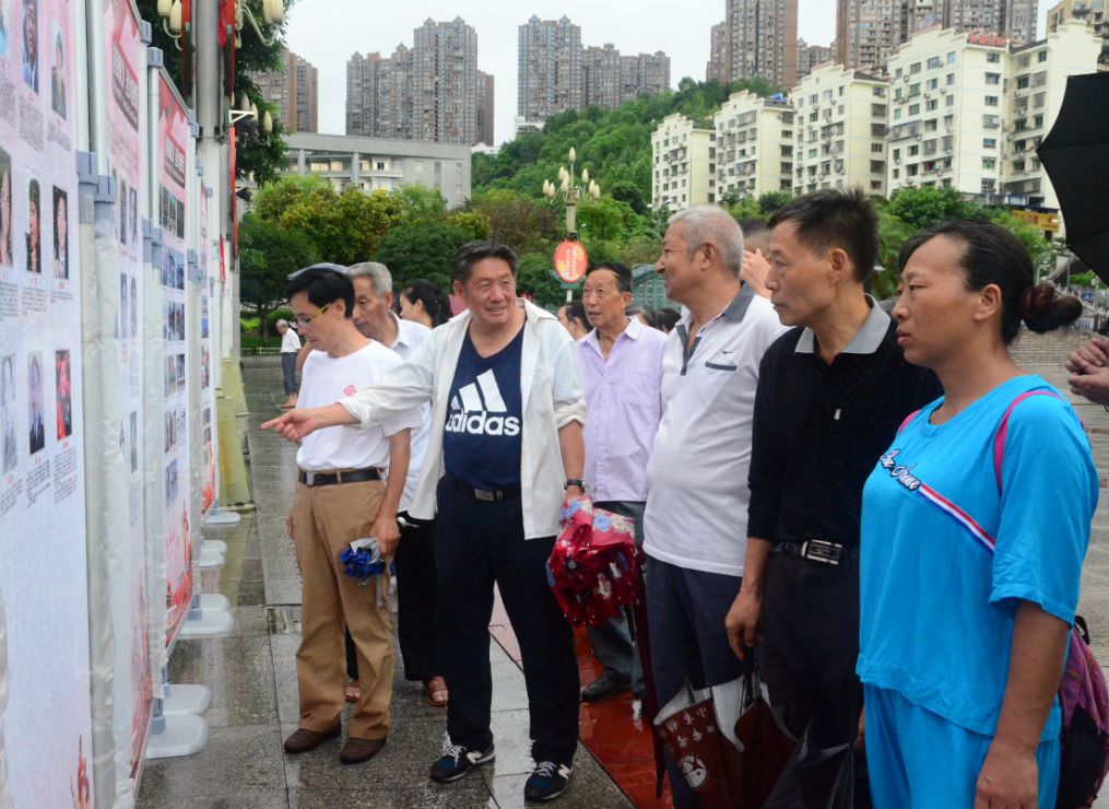 在忠县忠州广场拉开帷幕 忠县县委宣传部协办 是重庆市庆祝新中国