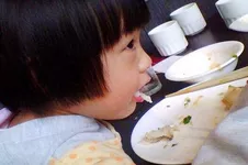                     原创            宝宝吃鱼被鱼刺卡喉咙，妈妈的取刺方式，让儿科医生称赞不已