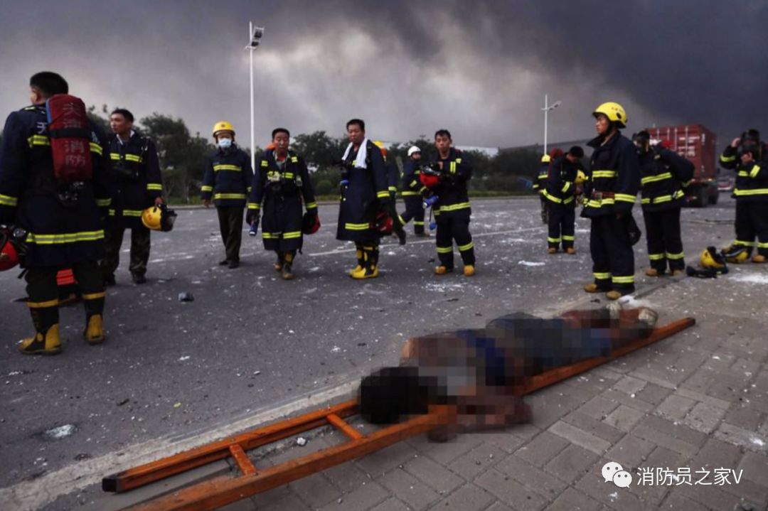 2015年天津港爆炸,消防军人表现出"大战用我,用我必胜"的英雄气概