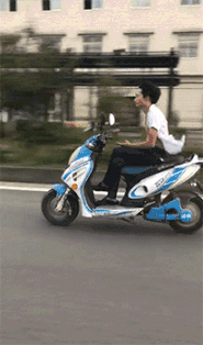搞笑GIF趣图：妹子，你是不是第一次骑车？电动车是有刹车的_biu