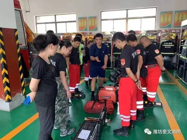 潍坊雷霆救援队走进潍州路中队参观学习