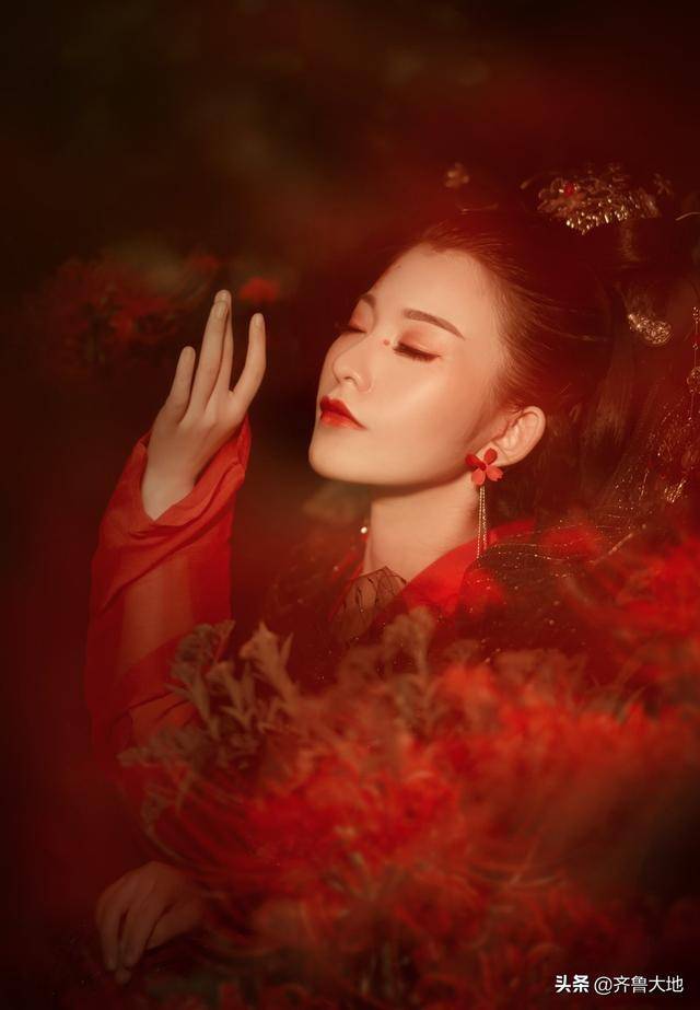 红衣古装美女,狐面神秘的意境