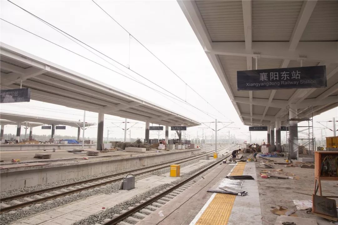 今早直击襄阳高铁站内挂起襄阳东站站牌原东站将更名为