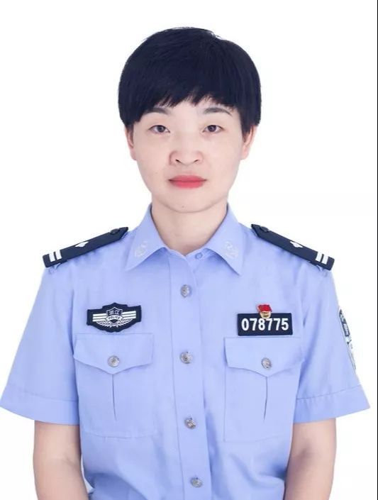 右:从警后的警服照 人物简介 李群,丽水市公安局经济开发区分局水阁