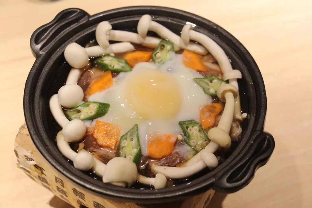 柳川锅是东京的代表料理之一, 秋葵,蘑菇等入锅,随着汤汁减少,蛋液