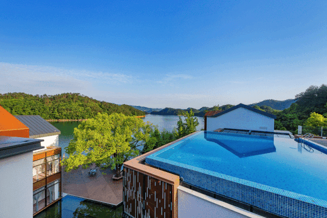 3 天际无边泳池 位于三楼楼顶的露天游泳池,别开生面的无边界设计,让