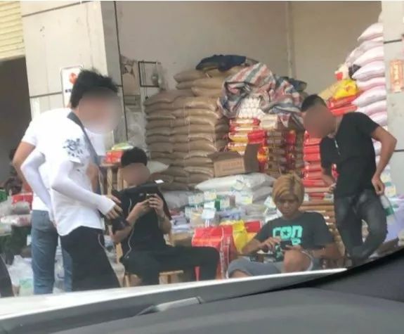据网友 这位翻版罗志祥的真名叫做蒙俊源 今年35岁,在海吉星市场