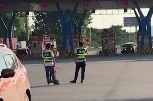 银行员工穿稽查服,光天化日下拦车办ETC,市民很无奈 凯发网娱乐