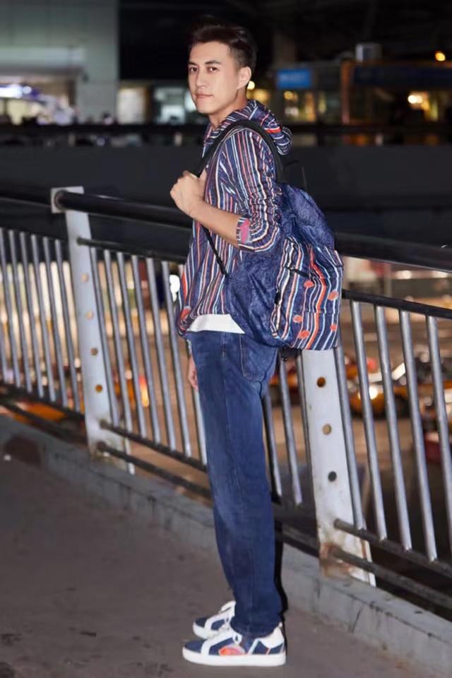 老干部靳东挺厉害!白T恤牛仔裤满脸少年感,43岁装嫩吊打小鲜肉 白金会棋牌app