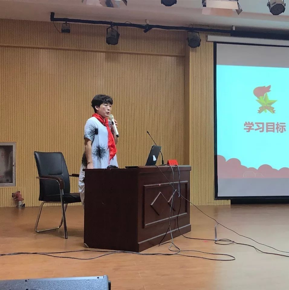 郑爱芬: 鹤壁市少工委副主任,河南省少工委委员,河南省少先队首批