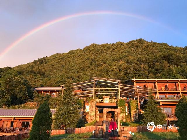 霍山白马尖景区彩虹横跨山峰.(图/陈建)