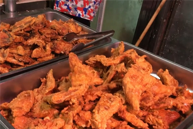 大叔街头卖“特色”小吃,25元一斤遭哄抢,食客:一出锅就抢完! pp电子游艺