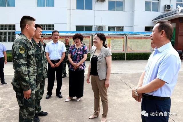 梁英带领县四大班子领导八一前夕走访慰问驻两部队官兵及优抚对象