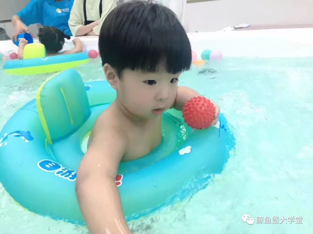                     夏季带宝宝去游泳要注意哪些问题