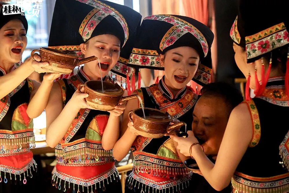 没想到!这家店上桌不仅放火还要砸,吃完还想去