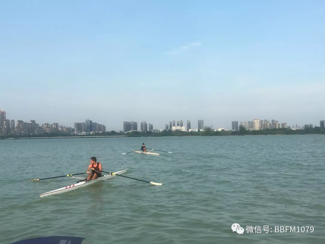 他们,冒着酷暑坚持水上训练!_皮划艇