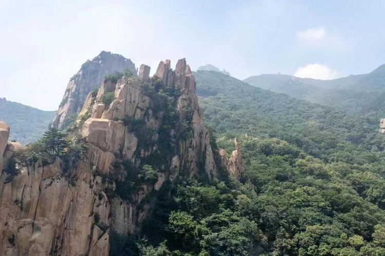 其中天女峰海拔最高,是祖山的主峰,由于山顶黑岩裸露,尖而陡,也有人叫