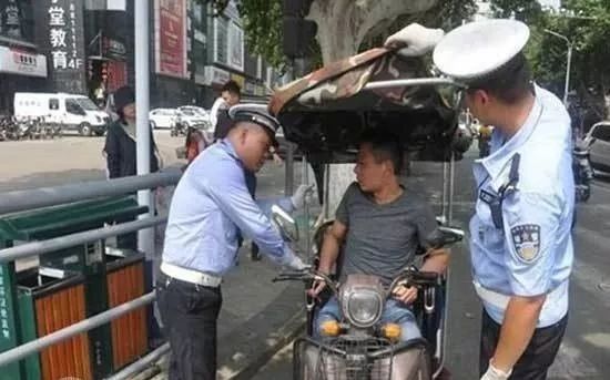 非法加装遮阳篷 交警现场拆除收缴~没拆除的赶紧拆了吧 皇冠国际