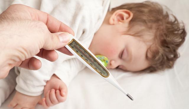                     原创            孩子发烧用酒精擦拭退热快！医生说这只让情况变更糟